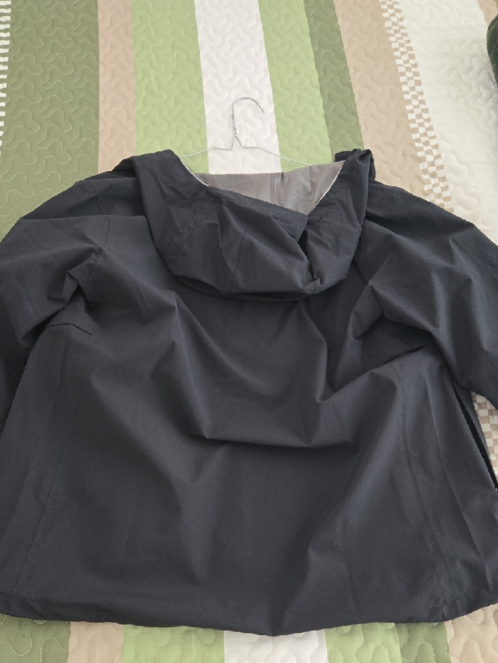 Under Armour Women's Black Lightweight Utility Jacket - Picture 5 of 5